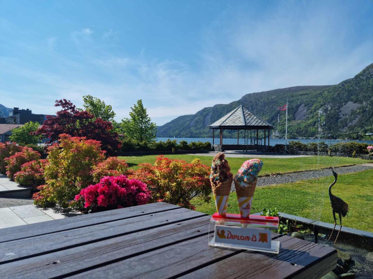 Bremanger Fjord Hotell Svelgen Esterno foto